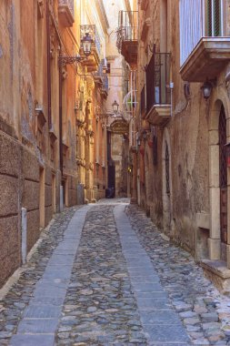 Güney İtalya 'nın eski caddesi Calabria bölgesi. Dar, yıpranmış taş duvarlar ve kaldırımlı antik binalar. Seyahat mirası manzarası, Tropea ortaçağ kasabası.