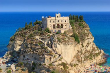 Tropea kasabasının ve Calabria bölgesinin sembolü, Santa Maria Dell Isola Kilisesi 'nin deniz kıyısındaki kayalıklardaki mabedi.
