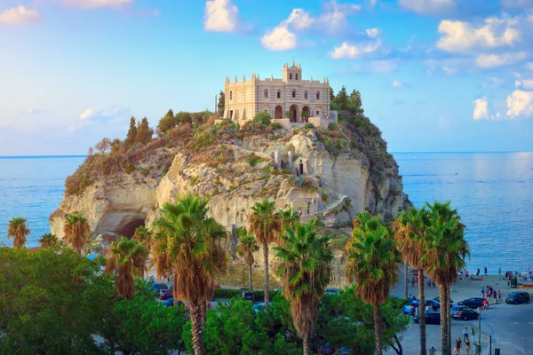 Santa Maria Dell 'Isola Kilisesi' nin deniz kıyısındaki Sığınağı manzarası. Güney İtalya bölgesi Calabria ve Vibo Valentia 'nın ünlü sembolü üzerine yaz akşamı manzarası