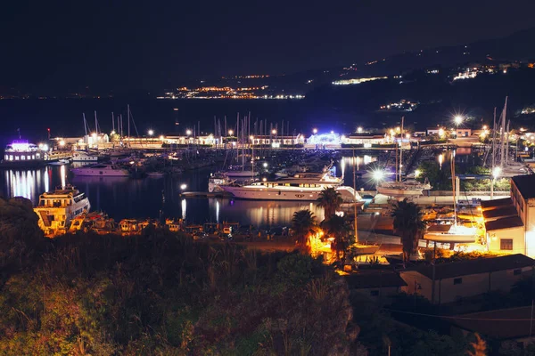 意大利南部Tropea镇的夜间照明 特洛皮亚港全景 配备夜灯和海上游艇 图库图片