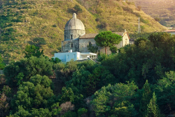 サンタ マリア ミシェリツィア教会の緑の山の丘を見る 中世の教会の建物の周りの夏の自然の木 南イタリアの遺産 ストック写真
