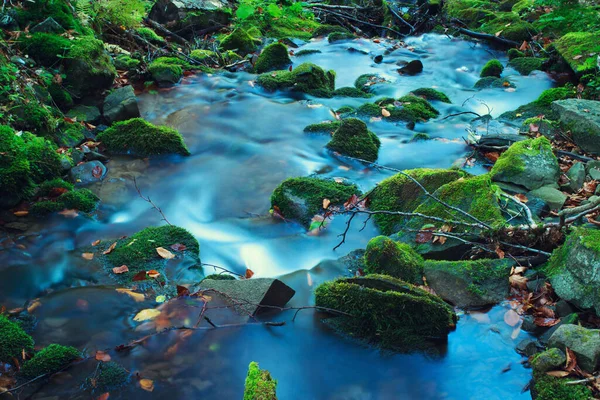 Górski Strumień Wody Kamieniach Mchem Efekt Długiego Narażenia — Zdjęcie stockowe