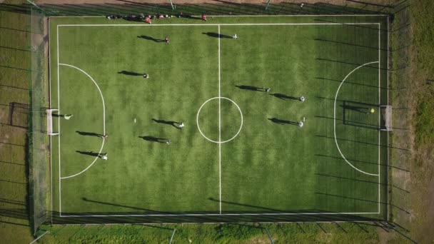 Campo Futebol Verde Com Jogadores Desconhecidos Jogando Jogo Vista Aérea — Vídeo de Stock