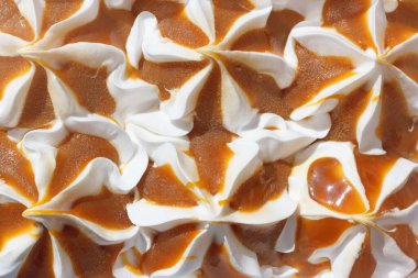 Karamelli vanilyalı dondurma. Yaz boyunca serinlemek için tatlı ve soğuk tatlı. Yukarıdan yakın görünüm.