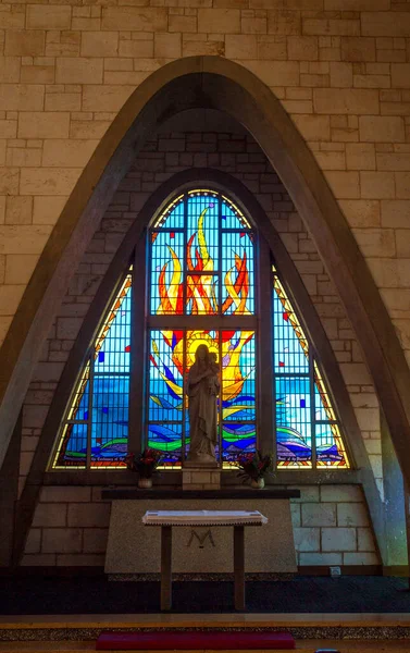 澳大利亚北部达尔文海洋大教堂圣玛丽之星侧堂的彩色玻璃窗户景观 — 图库照片