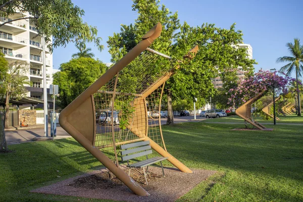 500 벤치에는 대공포 디자인이 에스파냐데 Bicentennial Park 중심부에 공원이다 — 스톡 사진