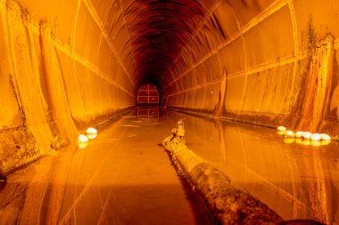 Dünya Savaşı sırasında Darwin 'deki petrolü Japon bombardımanından korumak için inşa edilmiş at nalı şeklindeki petrol depolama tünelleri..