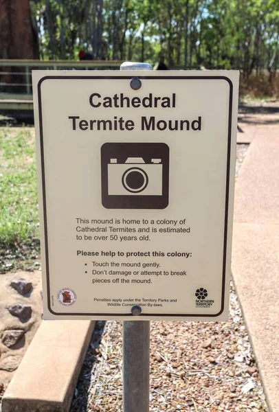 リッチフィールド大聖堂シロアリ ナスティテムズ三畳紀 北準州政府によって建立された標識によって保護された塚 — ストック写真