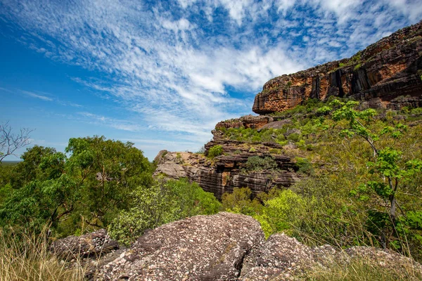 从Kakadu国家公园的Gunwarddehawarde观察所看到的Arhnem Land Escarpment外围的Burrungkui Nourlangie 高耸的悬崖顶上 — 图库照片
