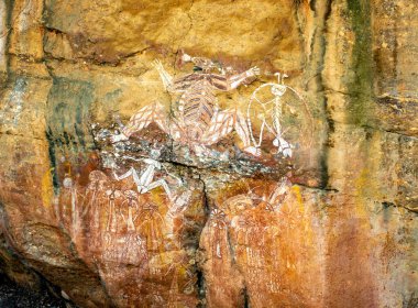 Nourlangie Rock Site, Kakadu, Kuzey Bölgesi, Avustralya 'daki Anbangbang sanat sahasında Yaradılış Ataları Namondjok' u temsil eden ana kaya resmine bir göz atalım.