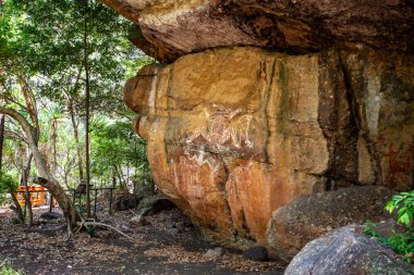 Nourlangie Rock Site, Kakadu, Kuzey Bölgesi, Avustralya 'daki Anbangbang sanat sahasında Yaradılış Ataları Namondjok' u temsil eden ana kaya resmine bir göz atalım.