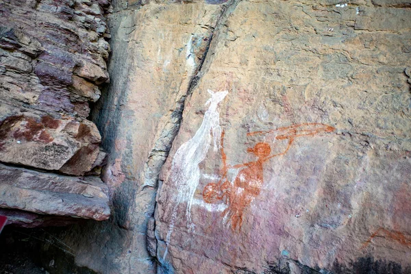 在澳大利亚北部卡卡杜Nourlangie岩石遗址的Anbangbang艺术现场 猎人将用长矛袭击袋鼠的全景照片 — 图库照片