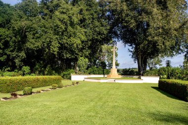 Adelaide Nehri Savaş Mezarlığı 'nın arkasındaki Haç Haçı' nın manzarası. Üzerinde bronz bir kılıcın durduğu taştan yapılmış.. 