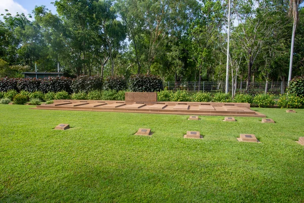 Pohled Společný Hrob Nízkým Zasazeným Pomníkem Personálu Pošty Darwin Který — Stock fotografie