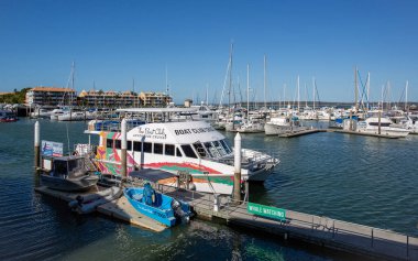 Great Sandy Straits Marina, Hervey Bay, Queensland, Avustralya 'daki Urangan limanında yer almaktadır. 