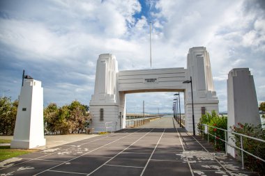 Clontarf, Redcliffe Yarımadası, Avustralya 'daki Hornibrook Köprüsü' nün kuzey ucunu çevreleyen Art Deco beton taban kapısının görüntüsü