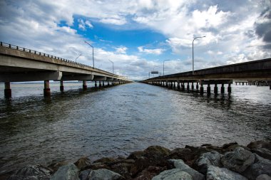30 metre veya 31 yıl arayla Bramble Körfezi 'ndeki Hays körfezi boyunca Ted Smout Anıt Köprüsü ile Houghton Hwy Köprüsü arasında Brisbane ve Redcliffe, Queensland, Avustralya şehirlerini birbirine bağlayan köprü