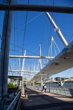 Kurilpa Köprüsü, Ekim 2009 'da Brisbane Nehri üzerinde açılan 470 metrelik yaya ve bisiklet köprüsü. Dünyanın en büyük hibrit gerilim köprüsü..