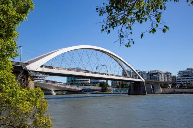 Merivale Köprüsü, Kasım 1978 'de Brisbane Nehri üzerinde açılan çift raylı bir köprüdür.. 
