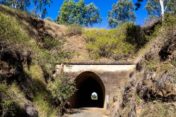 英本铁路隧道 Yimbun Railway Tunnel 始建于1909年至1910年 是澳大利亚昆士兰州萨默塞特地区哈林的一条100米长的混凝土直线隧道 — 图库照片