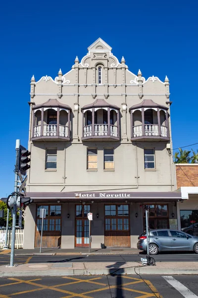 位于澳大利亚昆士兰州托沃翁巴市罗素街的诺维尔酒店于1903年初完工 — 图库照片