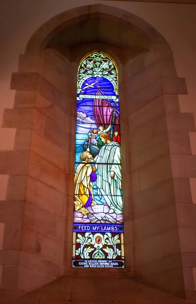 Oświetlenie Zabytkowej Anglikańskiej Katedrze Łukasza Wybudowanej 1897 Roku Tradycyjnym Gotyckim — Zdjęcie stockowe