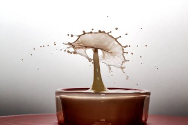 Düşen bir çarpışmadan sonra su sıçrama tacı.