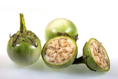 Tayland 'ın beyaz patlıcan bölümü, Solanum melongena, tohumları krem renkli iç etlerde gösteriyor..