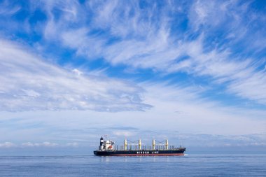 Bilgelik Hattı kuru gemi Brisbane Limanı 'ndan ayrılıyor ve Avustralya' nın doğu maliyeti olan Moreton Adası boyunca seyahat ediyor..