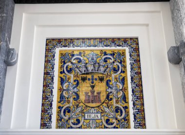 Lizbon, Portekiz şehir merkezindeki Riverside Feribot Terminali 'nin duvarlarını süsleyen birçok fayans panelinden birinin görüntüsü.