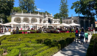 Lizbon 'daki Belem Başkanlık Sarayı' nın bahçesinde düzenlenen kitap fuarının manzarası