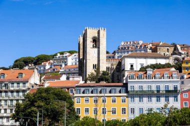 Lizbon, Portekiz 'deki Katedral Çan Kuleleri de dahil olmak üzere Alfama Bölgesi