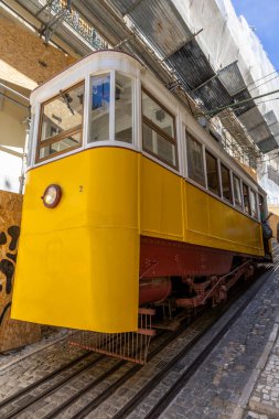 1884 yılında Portekiz, Lizbon 'da inşa edilen ikonik Lavra Funicular' ın görüntüsü