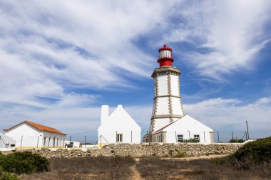 Deniz feneri 1790 yılında Portekiz 'in Atlantik kıyısındaki deniz seviyesinden 130 metre yukarıda bulunan Cape Espichel' de inşa edildi.