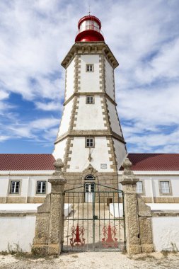 Deniz feneri 1790 yılında Portekiz 'in Atlantik kıyısındaki deniz seviyesinden 130 metre yukarıda bulunan Cape Espichel' de inşa edildi.