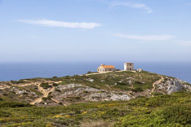 Portekiz 'in Atlantik kıyısındaki deniz seviyesinden 130 metre yukarıda 1790 yılında inşa edilen Cape Espichel Deniz Feneri' nden görülen promoner plataya muhteşem bir manzara.