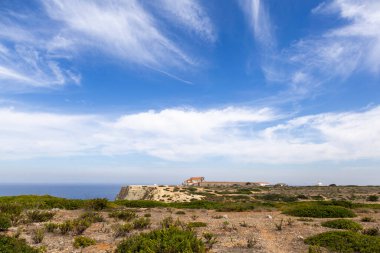 Portekiz 'in Atlantik kıyısındaki deniz seviyesinden 130 metre yukarıda 1790 yılında inşa edilen Deniz fenerinden görülen Cape Espichel' in muhteşem manzarası.