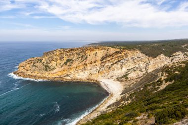 Cape Espichel, Sesimbra, Portekiz yakınlarındaki bulutlar da dahil olmak üzere güzel kıyı şeridi manzarası. 