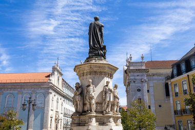 Ulusal şair Luis de Camoes 'un kireç taşı sütun üzerindeki bronz heykeli ve Portekiz kültürünün ve edebiyatının önde gelen sekiz heykelinin görüntüsü 
