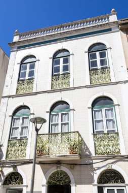 Portekiz 'in Caldas da Rainha şehrinde 20. yüzyılın şehir mimarisi manzarası