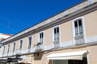 Portekiz 'in Caldas da Rainha şehrinde 20. yüzyılın şehir mimarisi manzarası