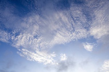 Parlak beyaz bulutlu gökyüzü iki farklı seviyede.