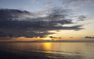 Vanuatu 'daki Espiritu Santo Adası' na vardığımızda güneş doğuyor.