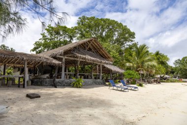Orly Limanı 'nın evleri, Espiritu Santo' nun pitoresk sahilinin mavi sularındaki bir köy..