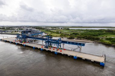 Brisbane Uluslararası Seyahat Terminali Brisbane Nehri 'nin ağzındaki kuzey kıyısında gezinti için inşa edilmiş bir amaçtır.