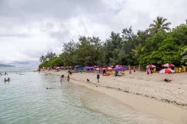 Vanuatu 'daki Gizem Adası' nın güzel tropikal plajında turistler