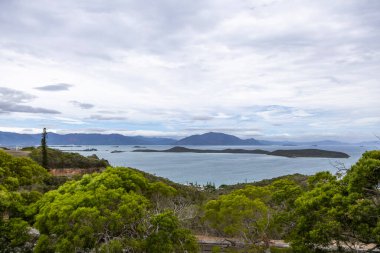 Güney Noumea 'nın panoramik manzarası. Resifleri ve adaları çevreleyen şehir manzaralı gözcü Ouen Toro.