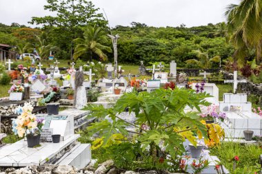 Easo Mezarlığı, St. Francis Xavier Kilisesi 'nin yanında, Lifou Adası, Sadakat Adaları, Yeni Kaledonya, Güney Pasifik 