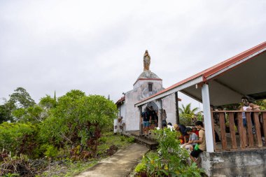 Lourdes Leydisi Kilisesi, 1898 'de Lifou Adası' nda, Yeni Kaledonya 'da Santal ve Jinek Körfezi' ne bakan bir promoner üzerine inşa edildi..