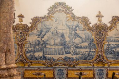 İsa Manastırı 'nın duvarlarını kaplayan figüratif fayansların görünüşü, Gotik tarzda yapılmış, Portekiz manüel tarzı..